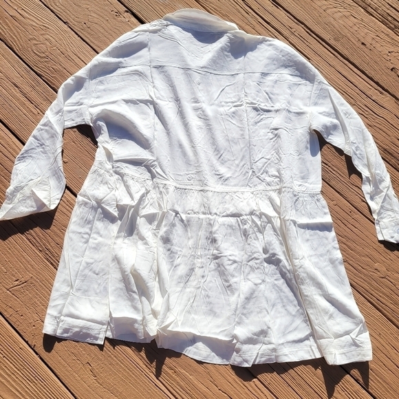 Crisp White Contemporary Cover Up▪︎One size - Picture 8 of 9